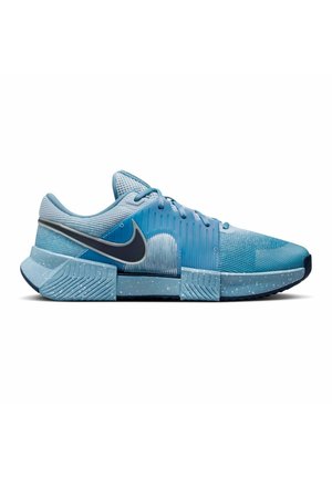 Hellblauer Nike-Sportschuh mit schwarzem Swoosh, Obermaterial aus Mesh, gesprenkelter dicker Sohle und markantem geometrischem Mittelsohlendesign.
