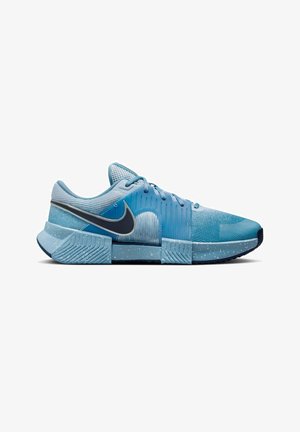 Hellblauer Nike-Sportschuh mit schwarzem Swoosh, Obermaterial aus Mesh, gesprenkelter dicker Sohle und markantem geometrischem Mittelsohlendesign.