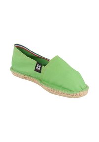 Espadrille en toile verte avec bout rond, semelle en jute et coutures contrastées. Comprend une petite étiquette logo sur le côté et un intérieur doublé.