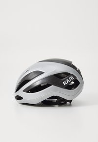 Kaciga za bicikliranje Kask u srebrnoj i crnoj boji, sa elegantnim aerodinamičnim dizajnom, ventilima za zrak i podesivim trakama za sigurno prianjanje.