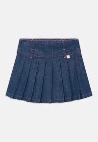 Gonna di jeans plissettata di colore blu scuro con cuciture rosa a contrasto, dotata di un girovita arrotondato e dettagli con etichetta dorata.