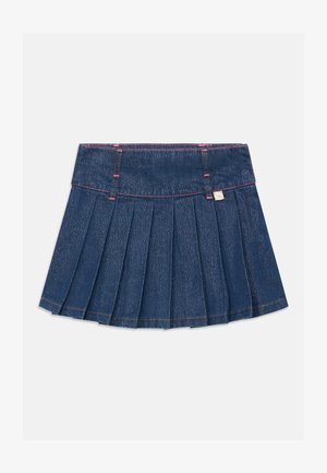 Falda de mezclilla plisada en azul oscuro con costuras en rosa contrastante, con una cinturilla redondeada y detalle de etiqueta dorada.