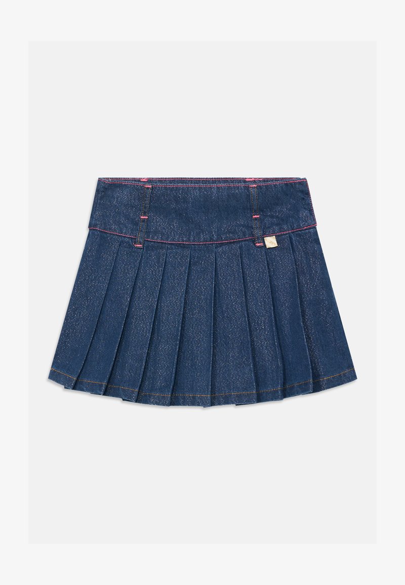 Sötétkék, pliszírozott farmer szoknya, kontrasztos rózsaszín varrással, kerek derékrésszel és arany címkebetűzéssel.