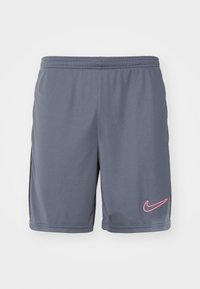 Shorts de sport gris en tissu léger, avec une ceinture élastique et un logo Nike rose en bas à gauche.