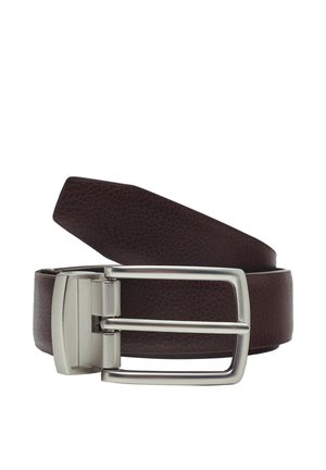 Ceinture en cuir texturé brun foncé, roulée avec une boucle métallique rectangulaire argentée, vue de face.