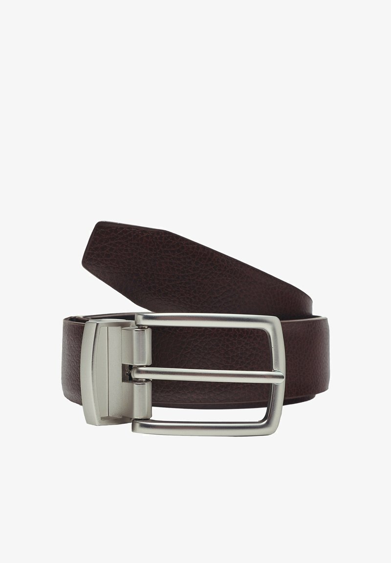 Ceinture en cuir texturé brun foncé, roulée avec une boucle métallique rectangulaire argentée, vue de face.