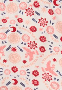 Tissu en coton avec une base blanche, ornée d'un motif répété de fleurs rouges et roses, d'oiseaux, de soleils et de lunes, avec des accents bleus.