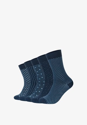 Set di cinque calzini da uomo blu con vari motivi geometrici, tra cui punti e rombi, dotati di polsini a coste e una texture morbida.