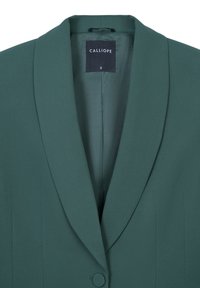 Blazer verde realizzato in tessuto morbido, con rever a punta, chiusura a un bottone e dettagli con cuciture verticali sul davanti.