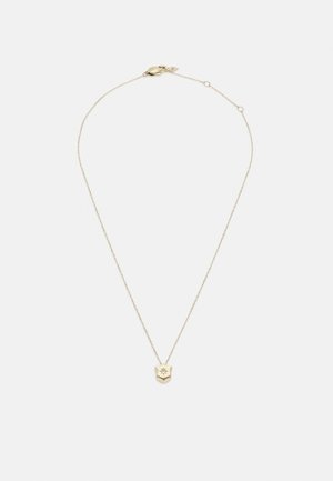 Collier délicat en chaîne d’or avec un petit pendentif en forme de bouclier présentant un motif d’étoile et une minuscule pierre précieuse centrale.