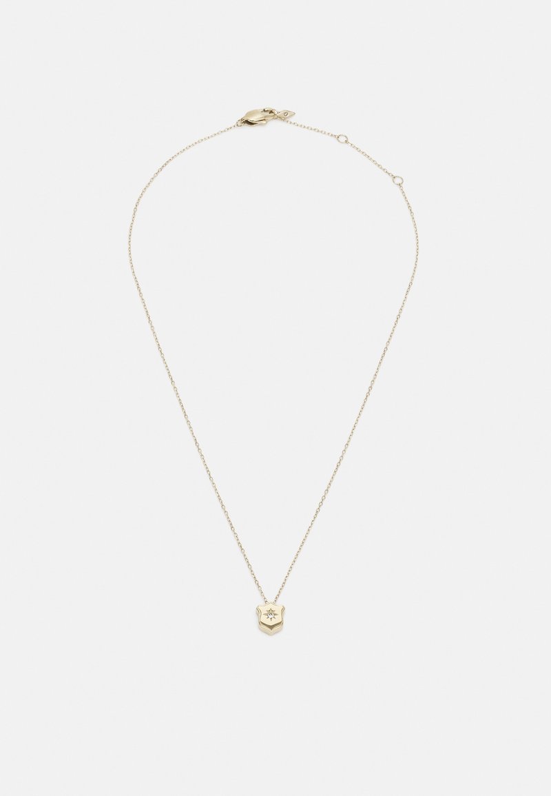 Collier délicat en chaîne d’or avec un petit pendentif en forme de bouclier présentant un motif d’étoile et une minuscule pierre précieuse centrale.