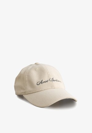Beige corduroy baseballcaps med buet brem og svart, kursiv brodert tekst "Amirio Sportswear" på frontpanelet.