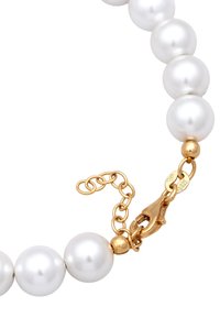 Vit pärlhalssmycke med glansiga runda pärlor, utrustat med en guldfärgad kräftklämma och kedja för justerbar längd.