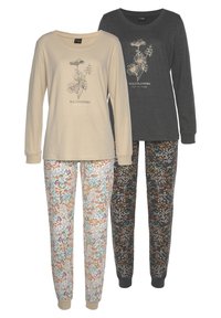 Dos conjuntos de camisetas de pijama de manga larga: uno beige con estampado de flores silvestres y el otro gris oscuro. Ambos incluyen pantalones elásticos con un patrón floral.