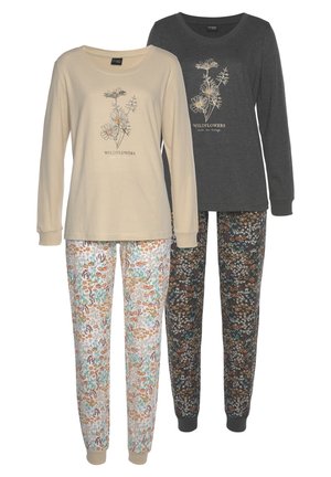 Zwei Sets von langen Schlafanzugoberteilen: eines beige mit Wildblumenmotiven und das andere dunkelgrau. Beide verfügen über elastische Hosen mit Blumenmuster.