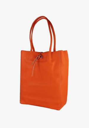 Oranje leren schoudertas met een gestructureerd oppervlak, twee lange handvatten en een bovenkant die is samengeknepen met een trekkoordsluiting.