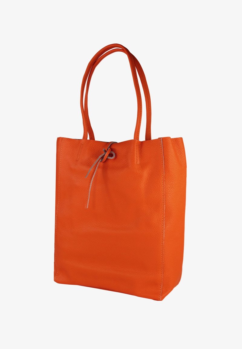 Oranje leren schoudertas met een gestructureerd oppervlak, twee lange handvatten en een bovenkant die is samengeknepen met een trekkoordsluiting.