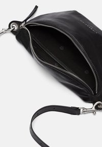 Clutch in pelle nera con zip argentata, dotato di una tracolla regolabile e di un rivestimento interno testurizzato con sottili motivi del logo.