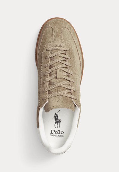 Beežid seemisnahast tennised sobivate paelte, pruuni tallaga ja valge sisuga, millel on Polo Ralph Laureni logo.