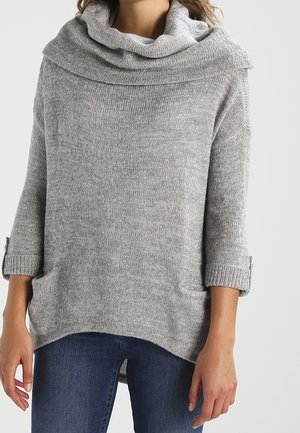 Grijze sweater met capuchonhals, driekwart mouwen, geribbelde boorden en zijzakken, met een zachte gebreide textuur en een ontspannen pasvorm.