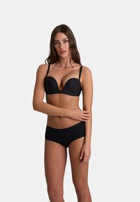 Zwart lingerieset bestaande uit een gladde, gevoerde bh met verstelbare schouderbanden en bijpassende mid-rise slips, beide in een naadloos ontwerp.