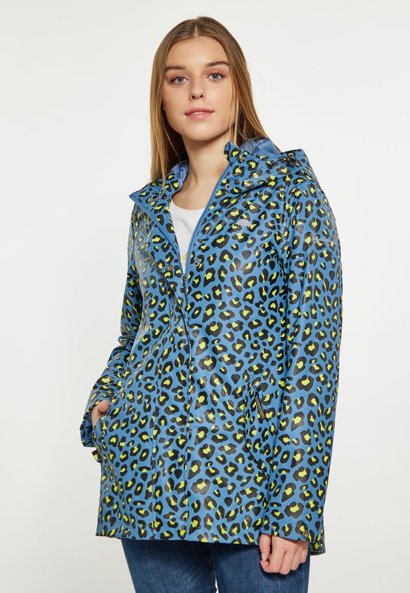 Lepardo raštas, atsparus vandeniui, striukė su mėlynu fonu, žaliais ir juodais taškeliais, užtrauktuko uždarymu ir šoninėmis kišenėmis.