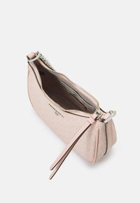 Rosa Handtasche mit gemustertem Äußeren, Reißverschluss und silberfarbener Hardware. Verfügt über einen verstellbaren Tragegurt und mit Stoff ausgekleidete Innenfächer.