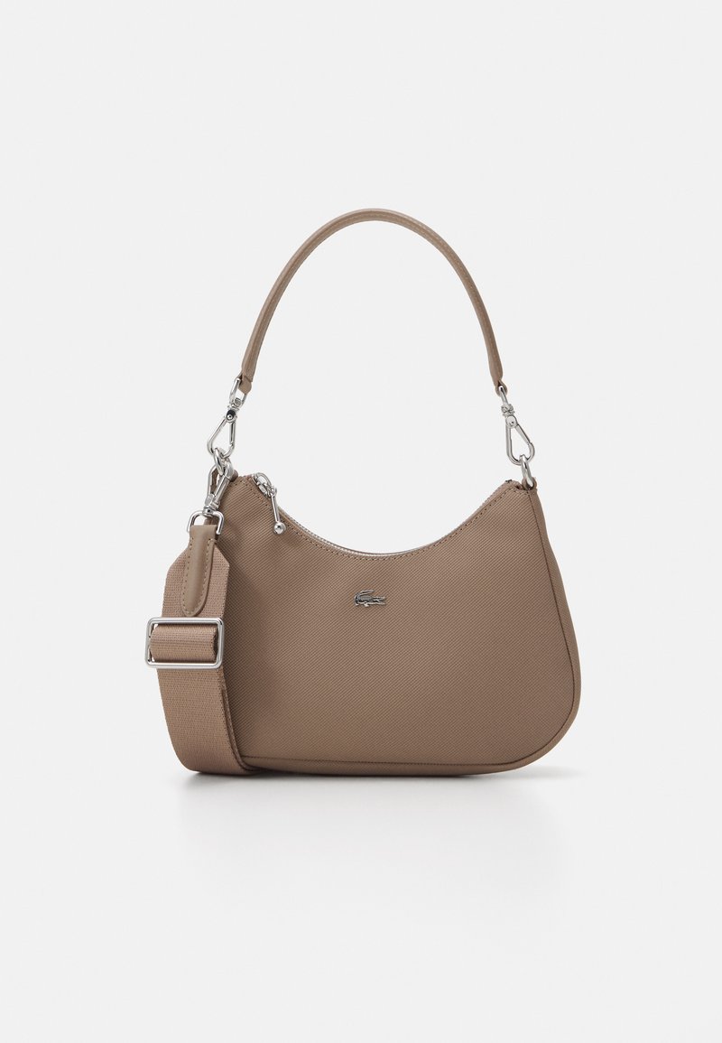 Sac à main synthétique marron avec un design incurvé, doté d'une courte poignée et d'une bandoulière amovible. Quincaillerie en métal argenté et détail de logo.