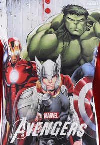Maglietta rossa con personaggi degli Avengers: Hulk, Thor, Iron Man e Captain America. Stampa grafica con dettagli e texture curate.