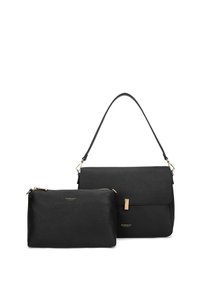 Set van zwarte leren handtassen, bestaande uit een hoofdhandtas met een bovenhandvat en een kleinere clutch. Beide hebben gouden accenten en een gestructureerde afwerking.