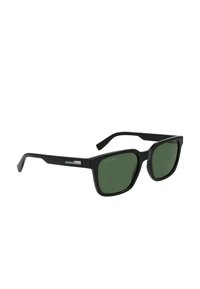 Ochelari de soare rectanguli negri cu lentile verzi, cu un accent metalic pe tâmplă și detalii cu dungi. Ramă din plastic neted.
