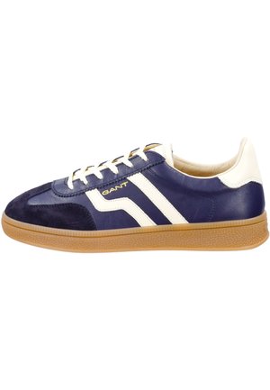 Blauwe leren en suède sneaker met witte accenten en een gumrubberen zool. Voorzien van veter sluiting en het GANT-logo aan de zijkant. Classic sportieve uitstraling.