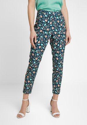 Pantalones con estampado floral que presentan un fondo azul oscuro con diseños botánicos en rosa y verde, fabricados en una tela ligera y con un diseño slim fit.