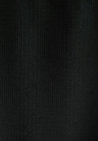 Schwarzer Stoff mit einer subtilen gerippten Textur, glatter Oberfläche und einheitlicher Farbgebung. Leichtes Material, das sich für verschiedene Anwendungen eignet.