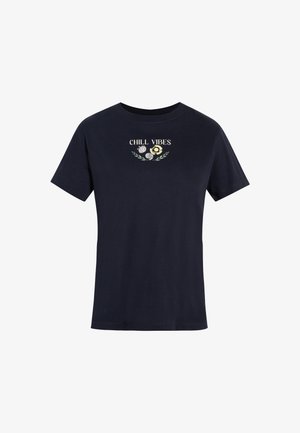 Navyblaues Baumwoll-T-Shirt mit kurzen Ärmeln, versehen mit dem Text "Chill Vibes" und floralen Akzenten über dem Text. Klassisches Rundhalsdesign.
