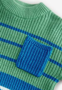 Maglione verde a maglia con strisce blu e una tasca a toppa blu testurizzata; presenta un colletto a coste e una trama uniforme su tutta la stoffa.