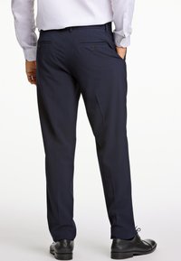 Pantaloni da uomo blu navy con una texture liscia, caratterizzati da due tasche posteriori con bottoni neri, vestibilità sartoriale, linee pulite e design classico.