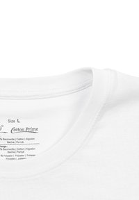 T-shirt bianco in cotone con colletto rotondo, caratterizzato da una consistenza liscia. L'etichetta mostra la taglia L e i dettagli sulla composizione del tessuto.