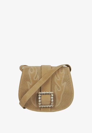 Bolso cruzado de ante color marrón con diseño perforado, patrones de llamas curvadas y un cierre de hebilla adornado con strass. Correa ajustable.