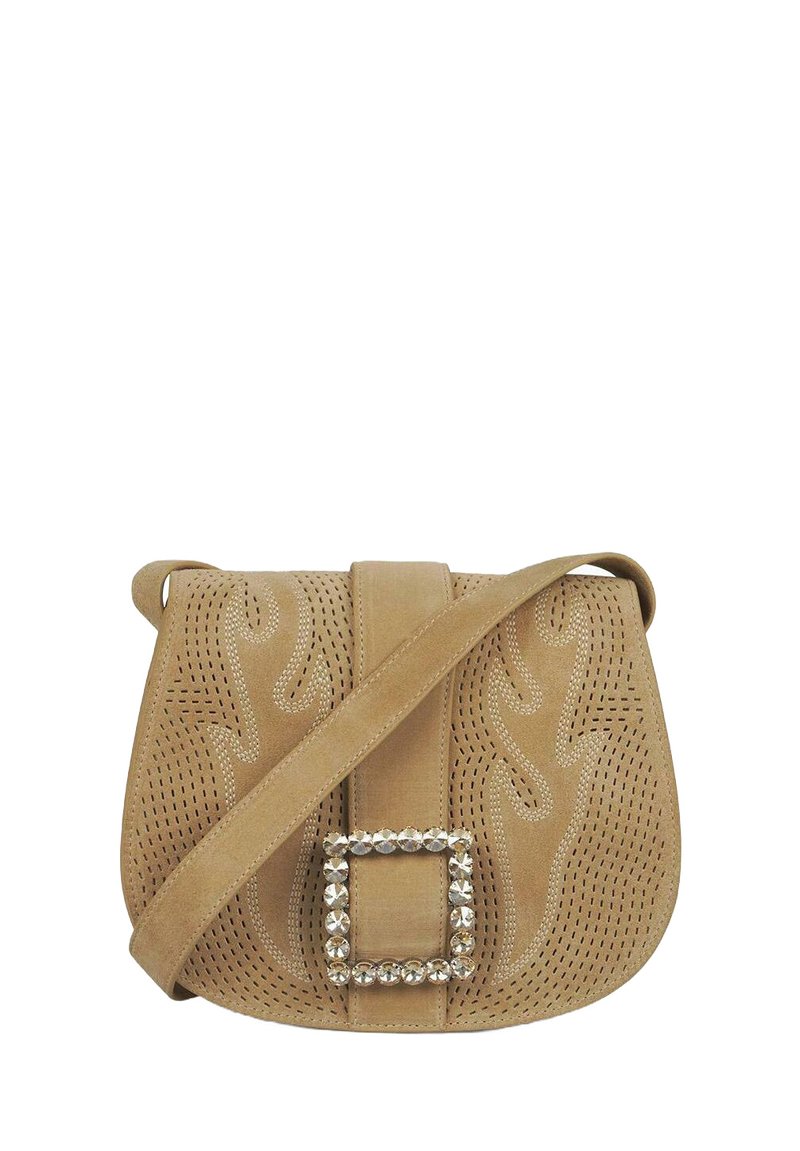 Bolso cruzado de ante color marrón con diseño perforado, patrones de llamas curvadas y un cierre de hebilla adornado con strass. Correa ajustable.