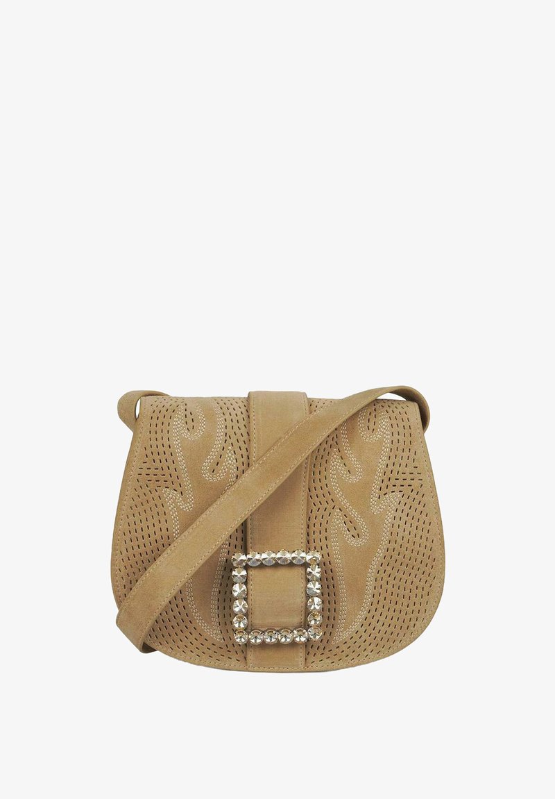 Bolso cruzado de ante color marrón con diseño perforado, patrones de llamas curvadas y un cierre de hebilla adornado con strass. Correa ajustable.