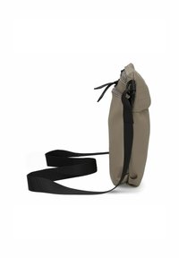Borsa di un grigio chiaro con una forma arrotondata, dotata di una tracolla nera regolabile e di una chiusura con zip superiore per un facile accesso.
