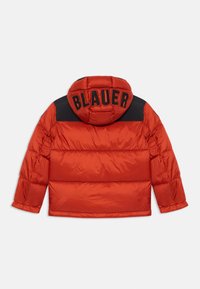 Rød puffjakke med hette, med svarte detaljer på skuldrene og ordet "BLAUER" tydelig vist på baksiden.