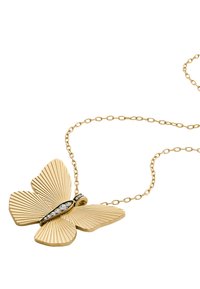 Collier pendentif en or représentant un papillon avec des ailes rainurées, doté d'un centre accentué de noir et de diamants. Suspendu à une chaîne en or.