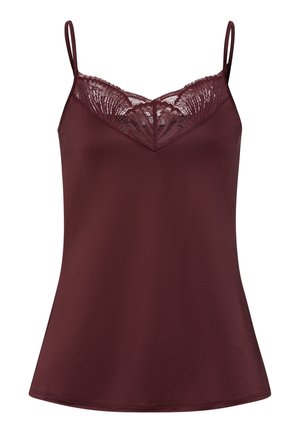 Bordeaux cami met kantrand bij de halslijn, dunne verstelbare bandjes en een zachte, gladde stof die voorzichtig valt.