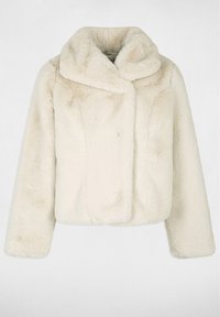 Kremowa kurtka z futra syntetycznego z szerokim kołnierzem, krótkim krojem i długimi rękawami. Posiada miękką, pluszową fakturę i brak widocznych elementów metalowych.