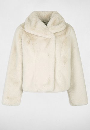 Chaqueta de piel sintética color crema con un amplio cuello, diseño corto y mangas largas. Presenta una textura suave y esponjosa, sin hardware visible.