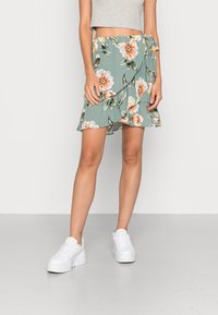 ONLY ONLNOVA LUX MERLE SHORT SKIRT - Saia envelope - chinois green