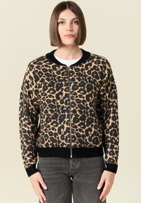Cardigan con stampa leopardo in marrone e nero, dotato di zip frontale, polsini e orlo a coste. Realizzato in tessuto morbido con una vestibilità comoda.
