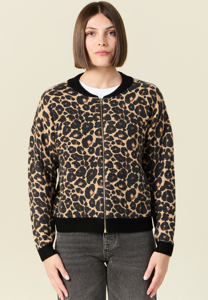 Cardigan con stampa leopardo in marrone e nero, dotato di zip frontale, polsini e orlo a coste. Realizzato in tessuto morbido con una vestibilità comoda.